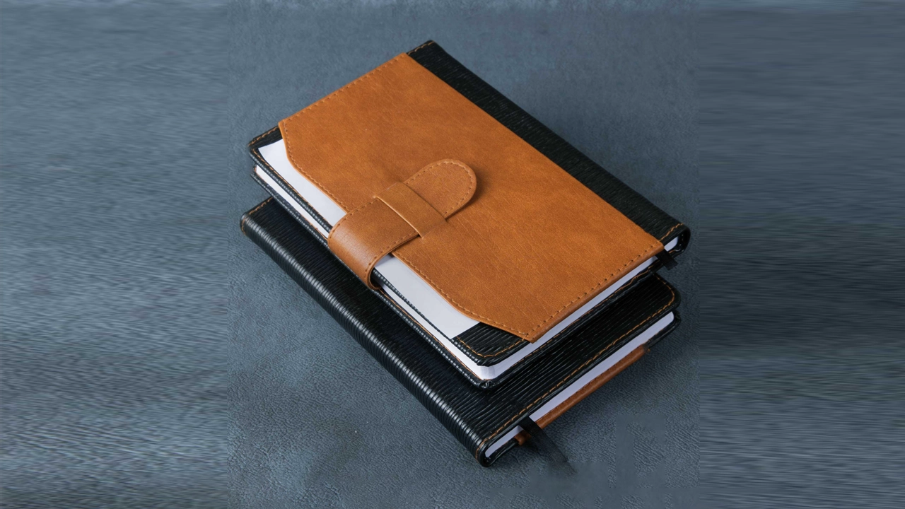 سررسید 1405 رقعی چرم کمربندی میلتون